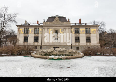 Cracovia in Polonia - 14 gennaio 2017: inverno vista della Piazza Szczepanski con una fontana di congelato e il Palazzo delle Arti inaugurato nel 1901 nel centro storico. Foto Stock