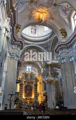 Cracovia in Polonia - 14 gennaio 2017: la gente visita Cattolica Romana Chiesa Parrocchiale di Sant'Anna. La storia della chiesa risale al XIV secolo, è una delle l Foto Stock