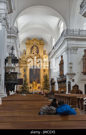 Varsavia, Polonia - 16 gennaio 2017: La Chiesa della Santa Croce interno. Situato sulla Krakowskie Przedmiescie di fronte alla principale campus universitario è uno dei th Foto Stock