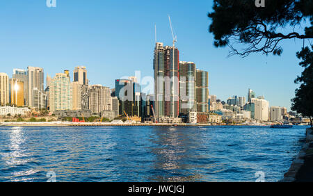 Sydney, Australia edifici della città vista attraverso il porto da Balmain Foto Stock