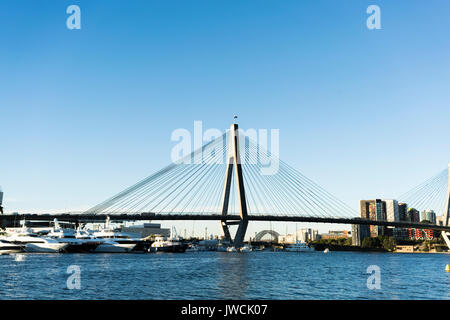 Ore di punta sul ponte di Anzac, Sydney, Australia. Vista sull'acqua a Sydney Harbour Bridge Foto Stock