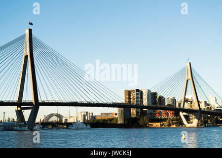 Ore di punta sul ponte di Anzac, Sydney, Australia. Vista sull'acqua a Sydney Harbour Bridge Foto Stock