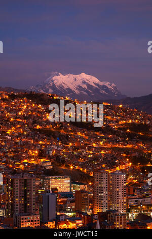 Ultima luce su Illimani (6438m/21,122ft) e le luci di La Paz, Bolivia, Sud America Foto Stock