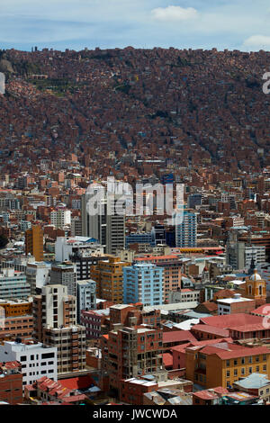 Il centro città e case di mattoni su pendii molto ripidi, visto dal Mirador Killi Killi, La Paz, Bolivia, Sud America Foto Stock