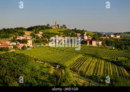 La luce del tramonto sui vigneti e la chiesa di Santa Croce e la chiesa dell Assunzione di Maria in colline di Gorizia a Kojsko Brda Slovenia Foto Stock