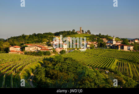 Luce della Sera sui vigneti e la chiesa di Santa Croce e la chiesa dell Assunzione di Maria in colline di Gorizia a Kojsko Brda Slovenia Foto Stock