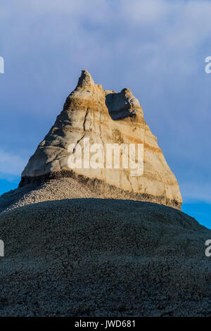 Pinnacolo di roccia composta di cenere indurita da una eruzione vulcanica lunga, molto tempo fa, nel Bisti/De-Na-Zin Deserto vicino a Farmington, Nuovo Messico, STATI UNITI D'AMERICA Foto Stock