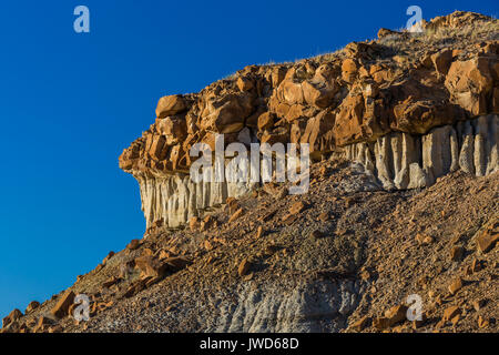 Scolpita in strati di roccia erosa con un caprock nel Bisti/De-Na-Zin Deserto vicino a Farmington, Nuovo Messico, STATI UNITI D'AMERICA Foto Stock