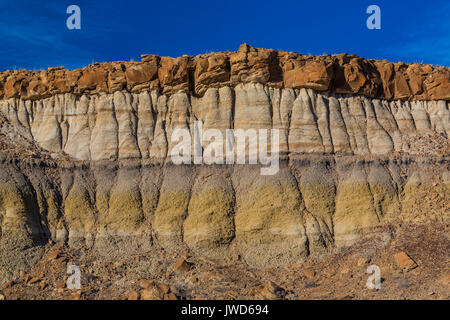 Scolpita in strati di roccia erosa con un caprock nel Bisti/De-Na-Zin Deserto vicino a Farmington, Nuovo Messico, STATI UNITI D'AMERICA Foto Stock