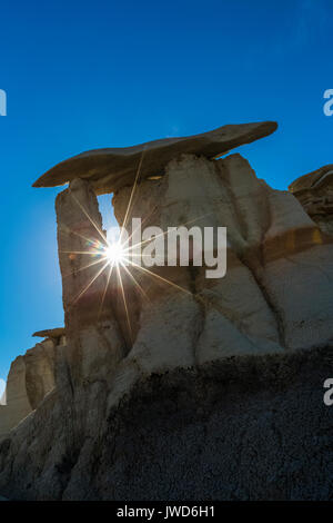 Sunburst con Hoodoos e caprocks in Bisti/De-Na-Zin Deserto vicino a Farmington, Nuovo Messico, STATI UNITI D'AMERICA Foto Stock