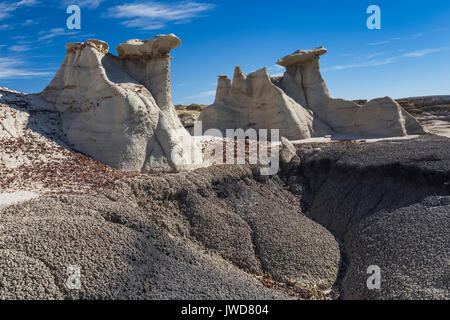 Hoodoos rabboccato con disco caprock nel Bisti/De-Na-Zin Deserto vicino a Farmington, Nuovo Messico, STATI UNITI D'AMERICA Foto Stock