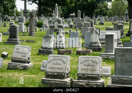 Righe di ben tenute grave pietre in Rochester New York Foto Stock