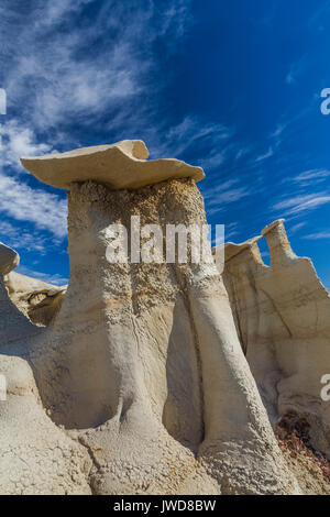 Hoodoos rabboccato con disco caprock nel Bisti/De-Na-Zin Deserto vicino a Farmington, Nuovo Messico, STATI UNITI D'AMERICA Foto Stock