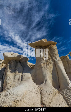 Hoodoos rabboccato con disco caprock nel Bisti/De-Na-Zin Deserto vicino a Farmington, Nuovo Messico, STATI UNITI D'AMERICA Foto Stock