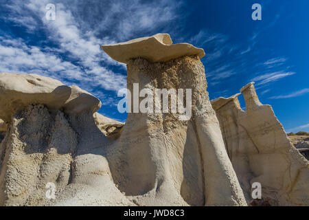 Hoodoos rabboccato con disco caprock nel Bisti/De-Na-Zin Deserto vicino a Farmington, Nuovo Messico, STATI UNITI D'AMERICA Foto Stock