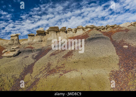 Hoodoos rabboccato con disco caprock nel Bisti/De-Na-Zin Deserto vicino a Farmington, Nuovo Messico, STATI UNITI D'AMERICA Foto Stock