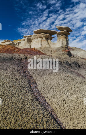 Hoodoos rabboccato con disco caprock nel Bisti/De-Na-Zin Deserto vicino a Farmington, Nuovo Messico, STATI UNITI D'AMERICA Foto Stock