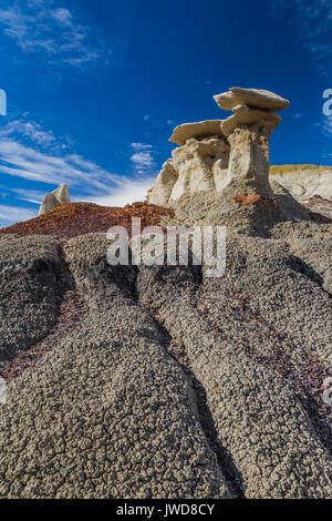 Hoodoos rabboccato con disco caprock nel Bisti/De-Na-Zin Deserto vicino a Farmington, Nuovo Messico, STATI UNITI D'AMERICA Foto Stock