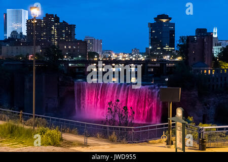 Colorate alte cascate di notte a Rochester New York Foto Stock