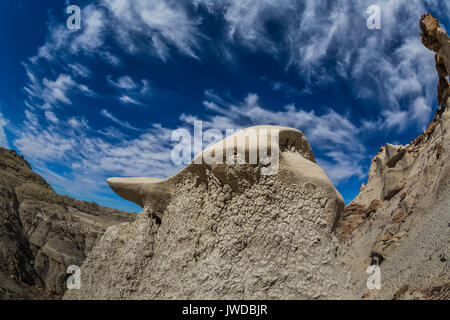 Drammatico paesaggio per erosione e sky in Bisti/De-Na-Zin Deserto vicino a Farmington, Nuovo Messico, STATI UNITI D'AMERICA Foto Stock