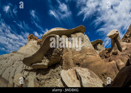 Drammatico paesaggio per erosione e sky in Bisti/De-Na-Zin Deserto vicino a Farmington, Nuovo Messico, STATI UNITI D'AMERICA Foto Stock