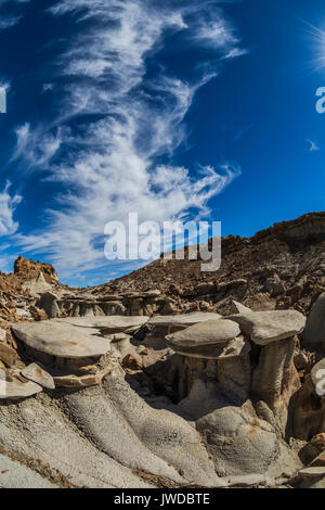 Drammatico paesaggio per erosione e sky in Bisti/De-Na-Zin Deserto vicino a Farmington, Nuovo Messico, STATI UNITI D'AMERICA Foto Stock