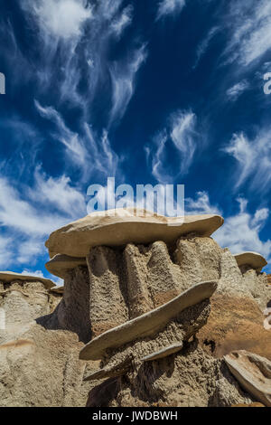 Drammatico paesaggio per erosione e sky in Bisti/De-Na-Zin Deserto vicino a Farmington, Nuovo Messico, STATI UNITI D'AMERICA Foto Stock