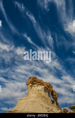 Drammatico paesaggio per erosione e sky in Bisti/De-Na-Zin Deserto vicino a Farmington, Nuovo Messico, STATI UNITI D'AMERICA Foto Stock