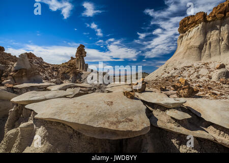 Drammatico paesaggio per erosione e sky in Bisti/De-Na-Zin Deserto vicino a Farmington, Nuovo Messico, STATI UNITI D'AMERICA Foto Stock