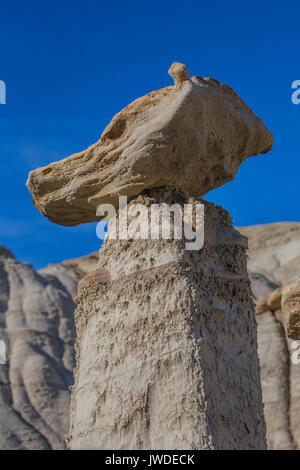 Wolf-come caprock crea un pauroso hoodoo in Bisti/De-Na-Zin Deserto vicino a Farmington, Nuovo Messico, STATI UNITI D'AMERICA Foto Stock