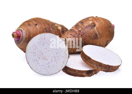 Taro fresh isolati su sfondo bianco Foto Stock