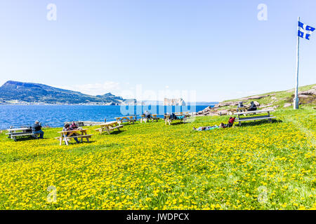 Perce, Canada - 6 Giugno 2017: Bonaventure Island Park ingresso nella Penisola Gaspe, Quebec, regione Gaspesie con persone sedute a tavoli da pic-nic Foto Stock