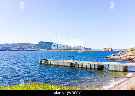 Bonaventure Island Park in Gaspe Peninsula, Quebec, regione Gaspesie con dock pier e vista di Perce rock Foto Stock