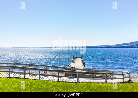 Bonaventure Island Park in Gaspe Peninsula, Quebec, regione Gaspesie con dock pier e vista di Perce rock Foto Stock