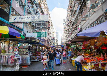 HONG KONG - Luglio 10, 2017: Fa Yuen Street di Mong Kok è una strada popolare mercato dove i visitatori Vai al negozio a buon mercato per l'abbigliamento di moda, homewares, Foto Stock