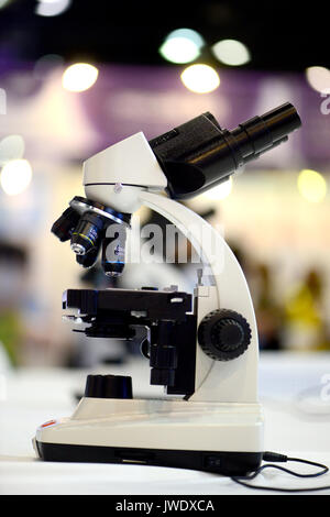 Attrezzature di laboratorio - Microscopio Ottico.microscopio è utilizzato per condurre pianificato, esperimenti di ricerca, dimostrazioni didattiche in ambito medico e h Foto Stock