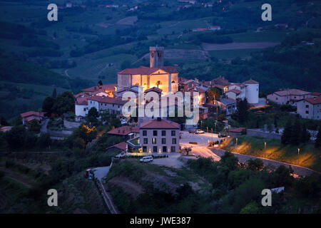 Patrimonio culturale monumento medievale borgo collinare di Brda Smartno Slovenia all'alba con la chiesa di San Martino e torri fortificate e pareti Foto Stock