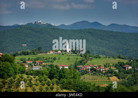 Veduta della chiesa di Santa Croce a Kojsko e Sveta Goro santa montagna con Basilica dell Assunzione di Maria da Smartno Brda Slovenia Foto Stock