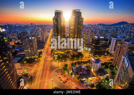 SEOUL, Corea del Sud - 23 maggio : Corea vista notte notte, velocità del traffico in corrispondenza di Lotte in Seoul. Foto scattata a maggio 23,2015 a Seul, Corea del Sud. Foto Stock