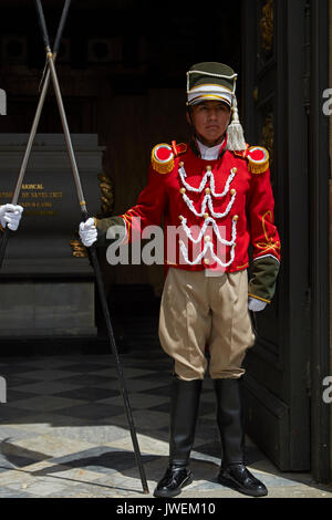 La protezione al di fuori della Basilica Cattedrale di Nostra Signora della Pace, Plaza Murillo, La Paz, Bolivia, Sud America Foto Stock