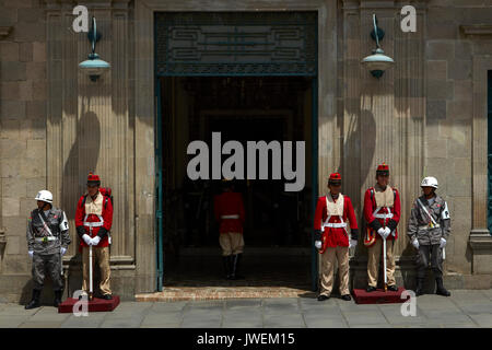 Le protezioni al di fuori del palazzo Quemado (Palazzo Presidenziale), Plaza Murillo, La Paz, Bolivia, Sud America Foto Stock