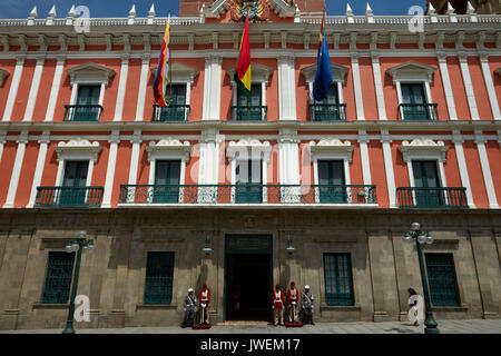 Le protezioni al di fuori del palazzo Quemado (Palazzo Presidenziale), Plaza Murillo, La Paz, Bolivia, Sud America Foto Stock