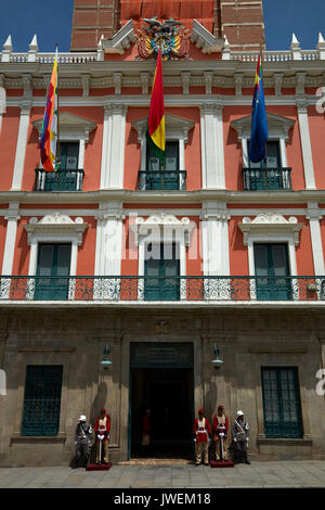 Le protezioni al di fuori del palazzo Quemado (Palazzo Presidenziale), Plaza Murillo, La Paz, Bolivia, Sud America Foto Stock