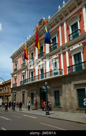 Le protezioni al di fuori del palazzo Quemado (Palazzo Presidenziale), Plaza Murillo, La Paz, Bolivia, Sud America Foto Stock