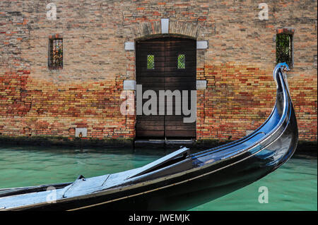 In Gondola e porta di legno, Venezia, Italia Foto Stock