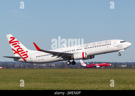 Virgin australia Airlines Boeing 737-800 aeromobili in fase di decollo dall'aeroporto di Sydney. Foto Stock