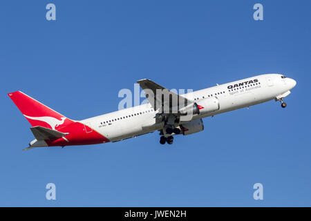 Qantas boeing 767 aereo di linea che decollano dall'aeroporto di Sydney. Foto Stock