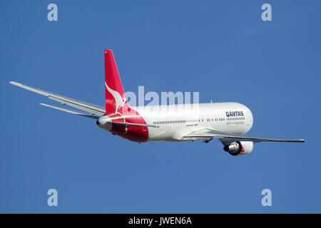 Qantas boeing 767 aereo di linea che decollano dall'aeroporto di Sydney. Foto Stock