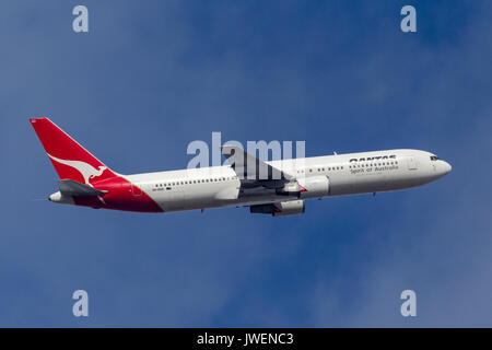 Qantas Boeing 767-338 ER/VH-OGO partenza da Melbourne Aeroporto Internazionale. Foto Stock