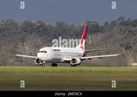 Qantas Boeing 737-476 VH-tju sulla pista di Melbourne Aeroporto internazionale. Foto Stock